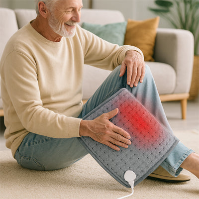 homme avec coussin chauffant sur la jambe sur tapis gris dans le salon