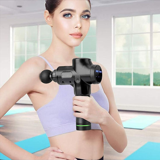 femme camisole violet pistolet de massage dans la main fond fenĂȘtre blanche