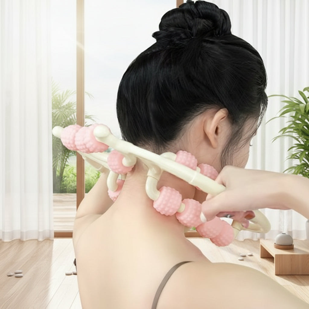 femme les cheveux noir avec rouleaux de massage rose et blanc devant une grande fenĂȘtre