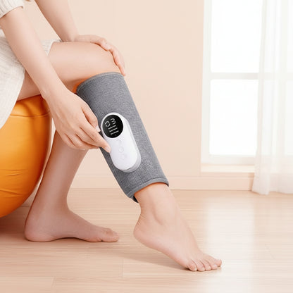 main sur appareil de massage pour les jambe plancher bois sofa orange grande fenêtre