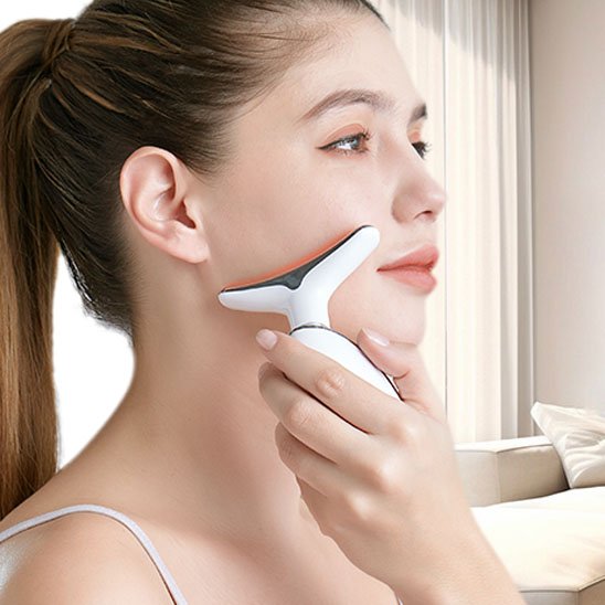 main sur appareil de massage sur le visage dans le salon