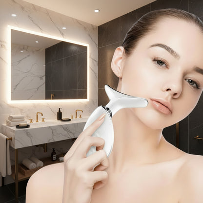 main de femme sur appareil de massage visage fond salle de bain luxueuse