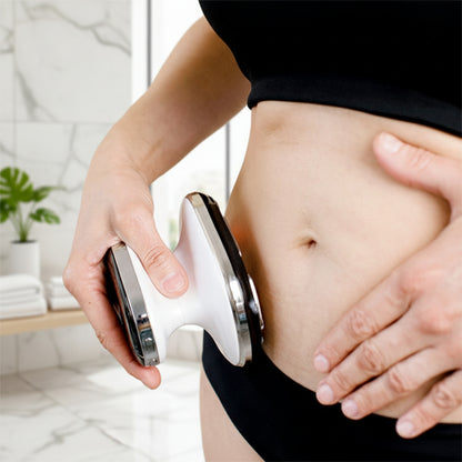 ventre de femme appareil de massage dans la main fond salle de bain