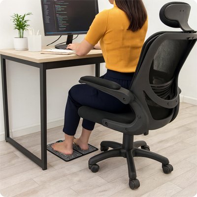 femme les pieds sur appareil de massage a son bureau