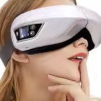 femme doigt bouche appareil de massage oculaire fond blanc