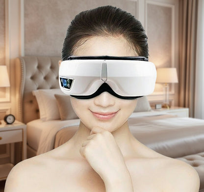 femme avec appareil de massage oculaire dans une chambre très luxueuse