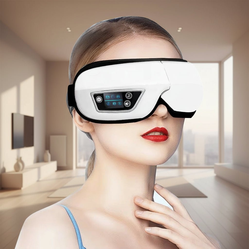 femme avec la main sur la gorge a un appareil de massage oculaire sur fond blanc