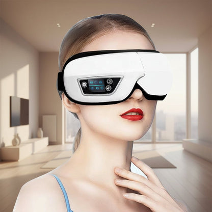 femme avec la main sur la gorge a un appareil de massage oculaire sur fond blanc