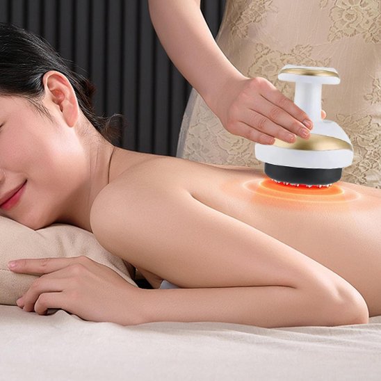 main sur appareil de massage blanc sur dos de femme nu dans un salon de massage