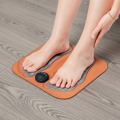 main et pied sur appareil de massage brun sur plancher de bois gris