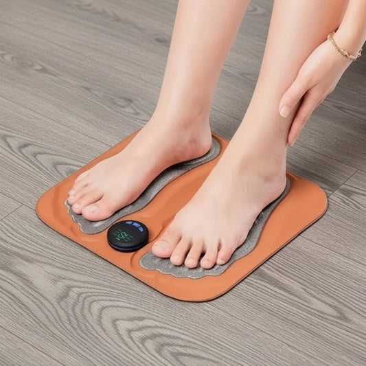 main et pied sur appareil de massage brun sur plancher de bois gris