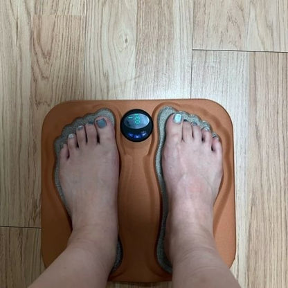  pied avec ongle orteil gris sur appareil de massage brun sur plancher bois