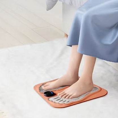 pied de femme en robe bleu sur appareil massage brun tapis blanc sur plancher de bois blanc