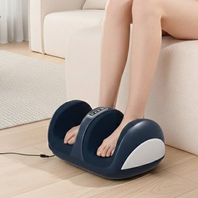 femme sur le sofa avec appareil massage des pieds 