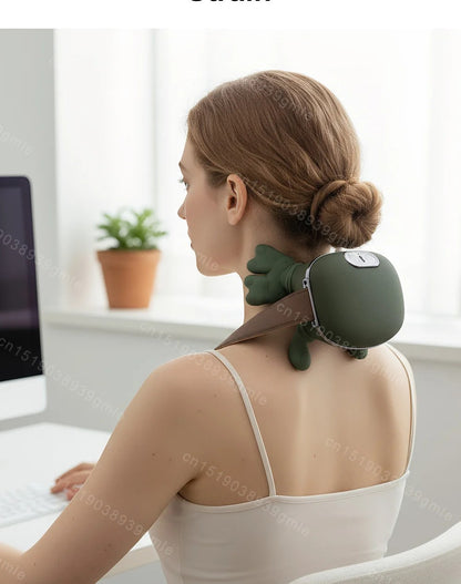 femme avec appareil de massage du cou devant une grande fenêtre