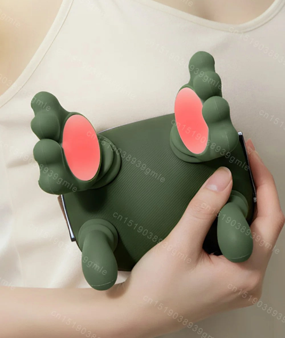 femme tien dans sa main un appareil massage du cou vert