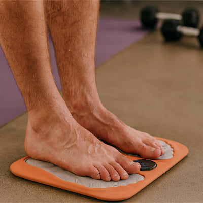 appareil massage pieds sur tapis beige dans une salle de gymnase