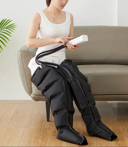 main de femme en camisole blanc bottes pressothérapie noir dans le salon