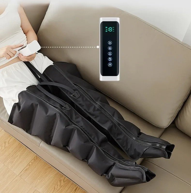 télécommande noir blanc bottes pressothérapie noir sur sofa beige fond blanc brun