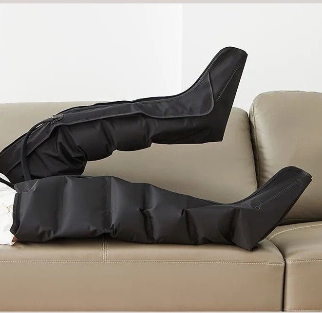 bottes de pressothérapie noir lever sofa beige fond blanc