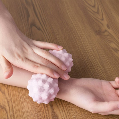 boule de massage rose sur table de bois