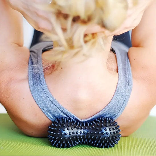 dos de femme sur boule de massage noir tapis vert