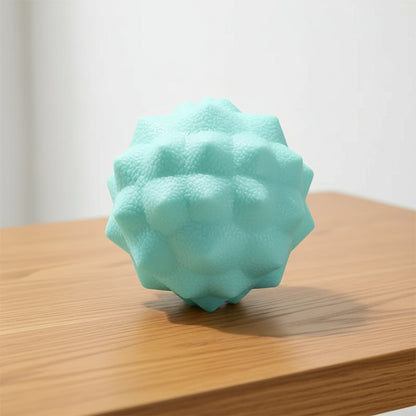 boule de massage cyan sur table de bois