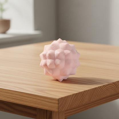 boule de massage rose sur table de bois