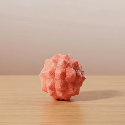 boule de massage orange sur table de bois