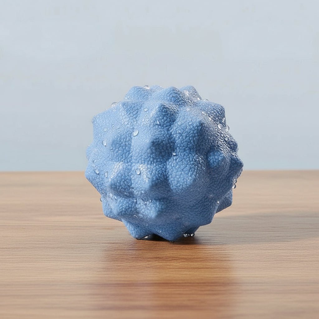 boule-de-massage-bleu sur table de bois