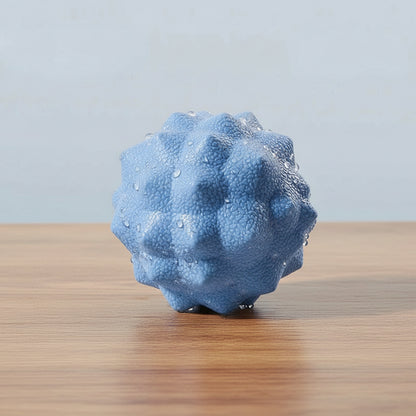 boule-de-massage-bleu sur table de bois