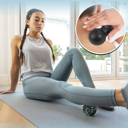 femme pantalon gris sur boule de massage sur tapis gris devant une grande fenêtre