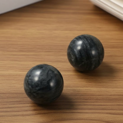 boule de massage noir sur table de bois