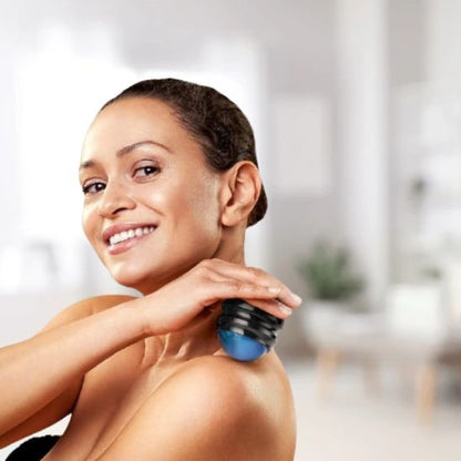 main de femme sur boule de massage sur épaule dans la salle de bain