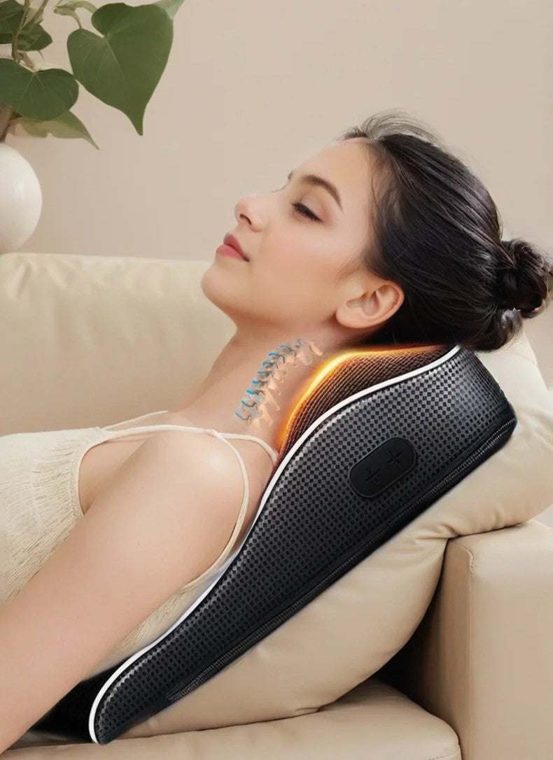 femme sur cousin chauffant sur le sofa dans le salon