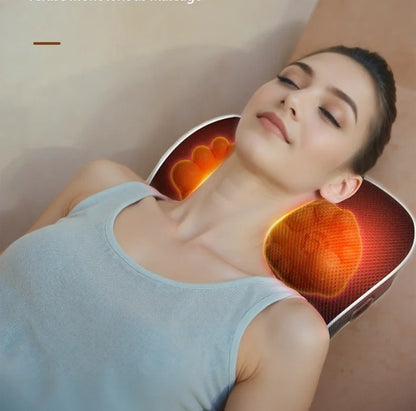 femme le cou sur coussin chauffant sur le sofa