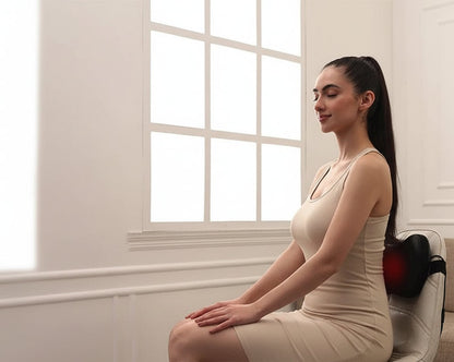 femme le dos sur coussin chauffant devant une grande fenêtre