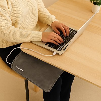 coussin chauffant gris pantalon noir et gilet beige au bureau