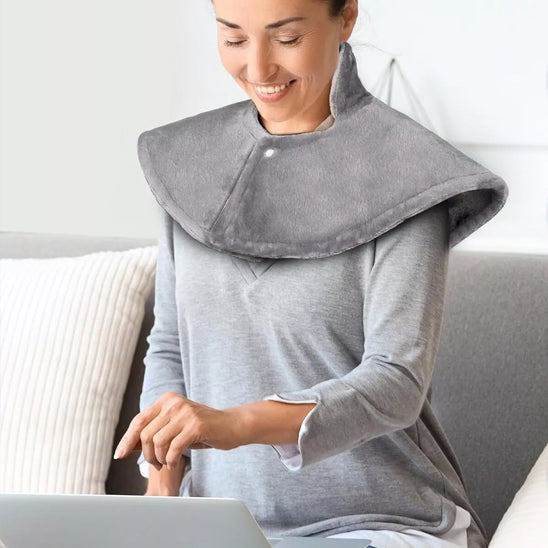 coussin chauffant femme sourit assis sur sofa