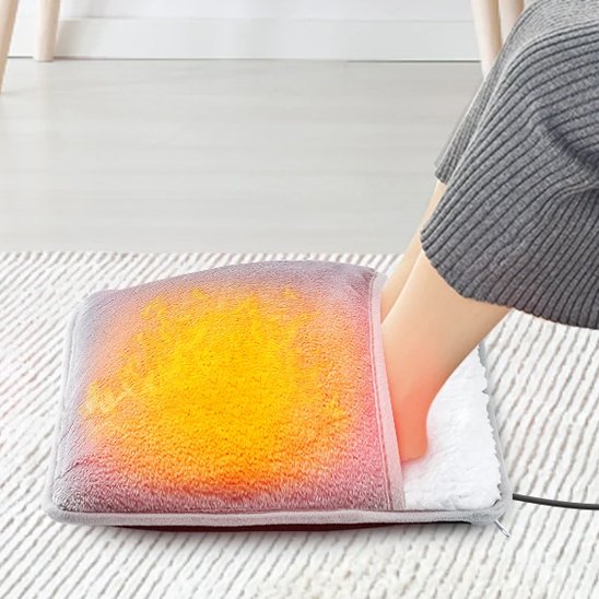 Coussin Chauffant pour Pieds sur un tapis gris