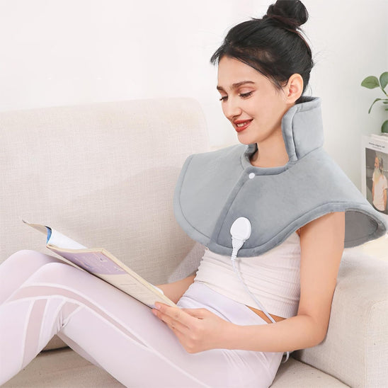 coussin chauffant sur femme assis lire