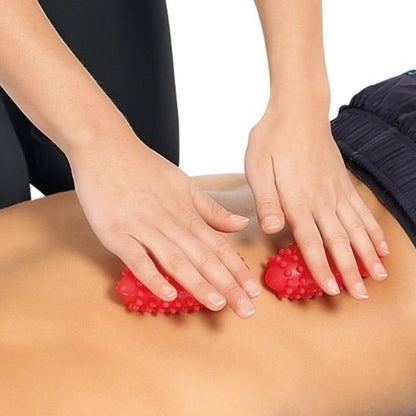deux main roule boule de massage rouge sur dos nu