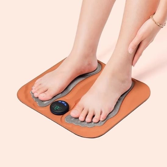 deux pied sur appareil massage brun sur fond blanc
