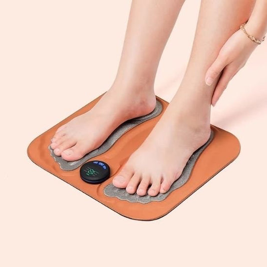 deux pied sur appareil massage brun sur fond blanc