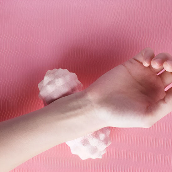 dos poignet sur boule de massage rose