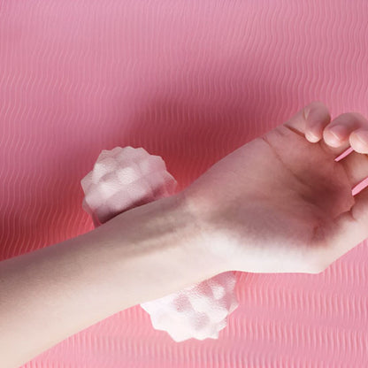 dos poignet sur boule de massage rose