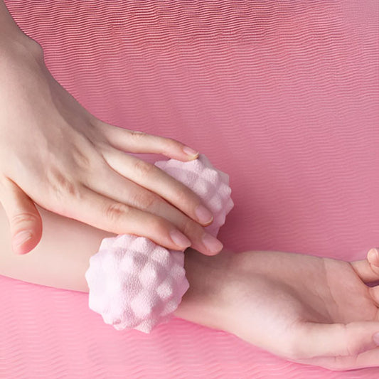 fait rouler boule de massage rose sur poignet