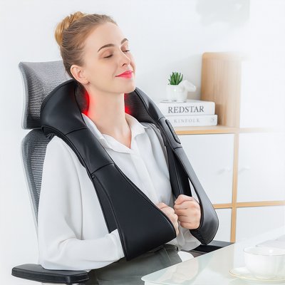 femme assis chaise ordinateur appareil de massage noir