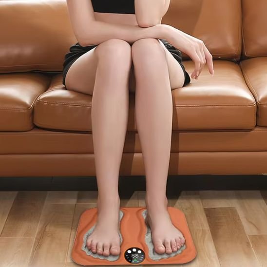 femme assis sur sofa brun avec pied      sur appareil massage