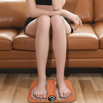 femme assis sur sofa brun avec pied      sur appareil massage